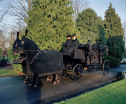 843409 Afbeelding van een met twee paarden bespannen zwarte lijkwagen op de 3e Algemene Begraafplaats Tolsteeg ...